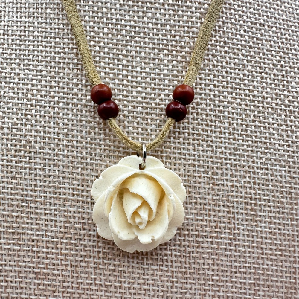 Vintage 90s Wooden Beaded Cream Rose Pendant Necklace Faux Suede Cord Jewelry